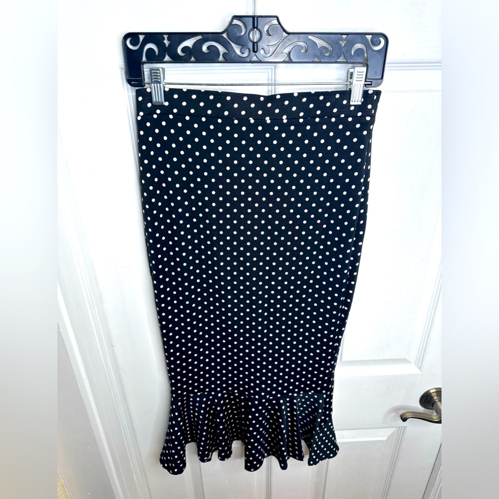 Fun and flirty polkadot pencil skirt with ruffle bottom